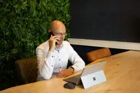 MARTIN MEIJER FINANCE EN CONTROL GRONINGEN, zittend aan bureautafel op kantoor