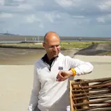 MARTIN MEIJER FINANCE EN CONTROL GRONINGEN, strand Delfzijl kijkend op horloge