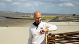 MARTIN MEIJER FINANCE EN CONTROL GRONINGEN, strand Delfzijl kijkend op horloge